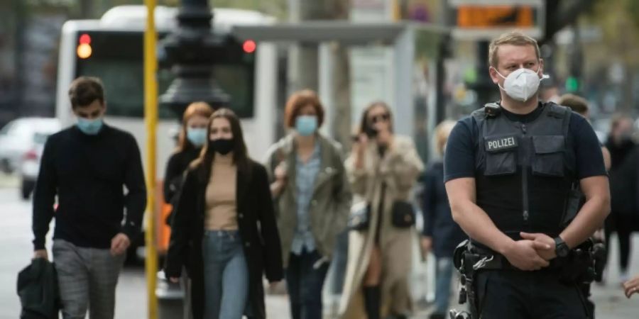 Polizei kontrolliert Maskenpflicht in Berlin