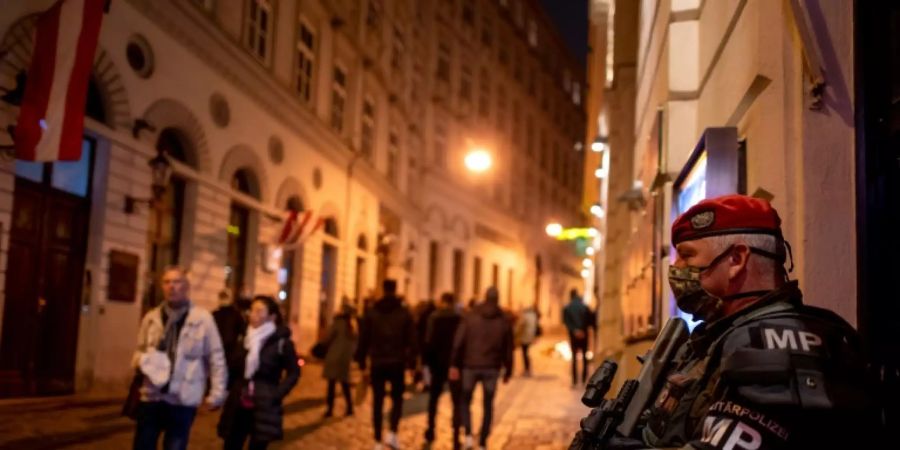 Ein bewaffneter Militärpolizist in Wien