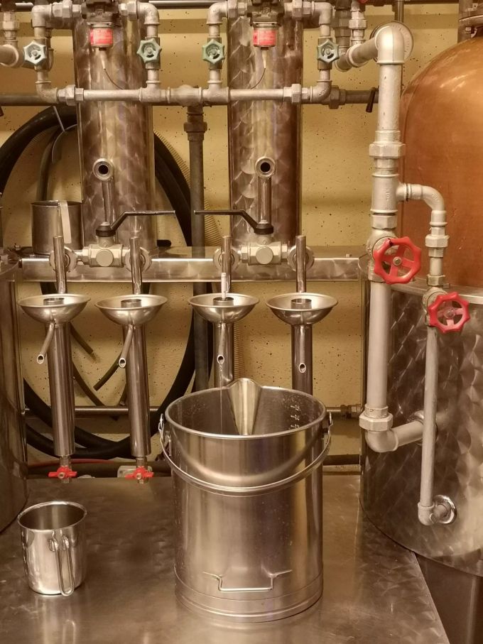Am 10. Dezember wurde in der Brennerei Lüthy in Muhen der erste Batch des Aarauer Gins destilliert. Monkey in a Bottle