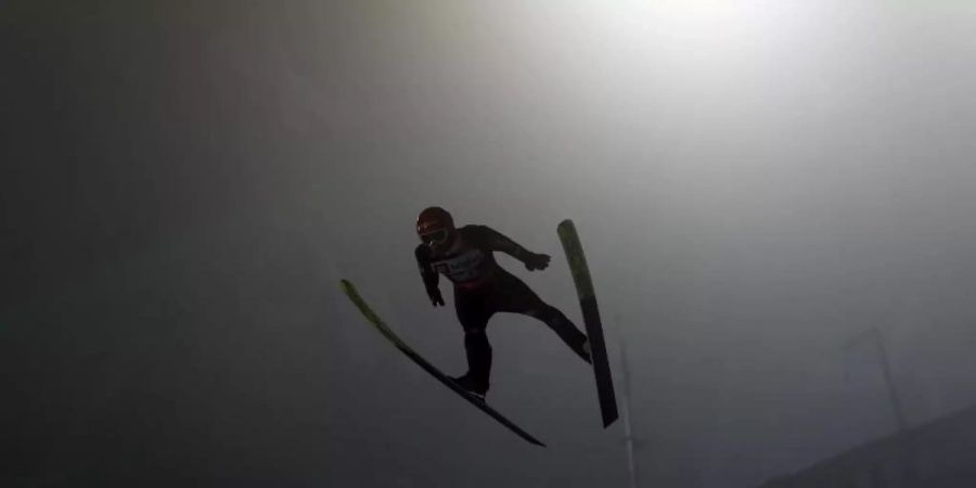 Bei der Skiflug-WM in Planica greift Markus Eisenbichler nach Gold. Foto: Darko Bandic/AP/dpa