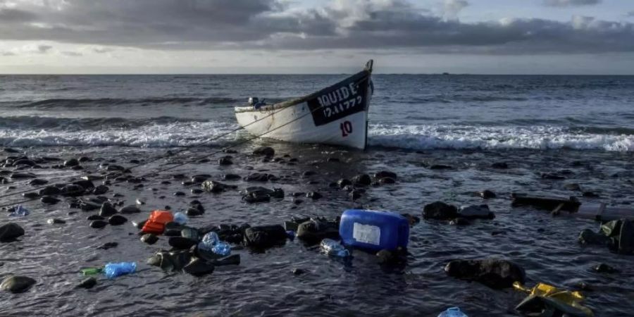 Ein Holzboot, mit dem Flüchtlinge aus Marokko über den Atlantischen Ozean gefahren sind, liegt an der Küste der Kanarischen Inseln. Foto: Javier Bauluz/AP/dpa/Archivbild