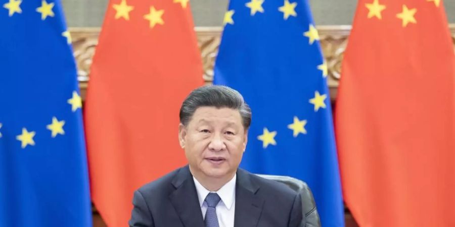 Chinas Präsident Xi Jinping nimmt an einer Videokonferenz mit den EU-Spitzen teil (Archiv). Die EU fordert von China weitreichende Zugeständnisse vor einem Abschluss der Verhandlungen über das geplante Investitionsabkommen. Foto: Li Tao/XinHua/dpa