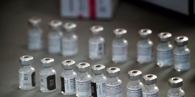 Glasfläschchen mit dem Biontech-Coronaimpfstoff krebs