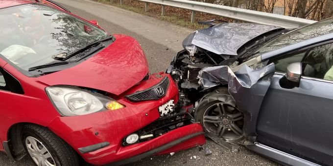 Der Verursacher der Frontalkollision wurde mittelschwer verletzt. unfall Sarmenstorf seengen