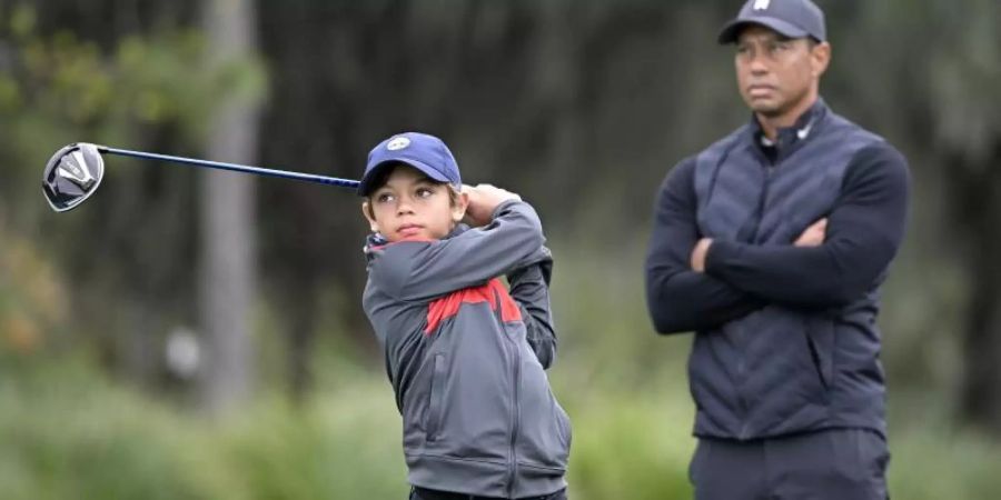 Tiger Woods und sein Sohn Charlie während der Trainingsrunde in Orlando. Foto: Phelan M. Ebenhack/FR121174 AP/dpa