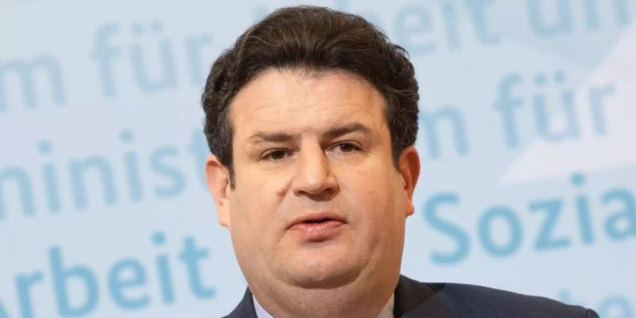 Bundesarbeitsminister Hubertus Heil (SPD) will mit Prämien auch in der anhaltenden Krise einen hohen Ausbildungsstand in den Betrieben sichern. Foto: Paul Zinken/dpa