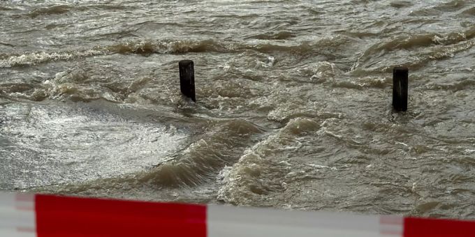 Rhein in Basel wegen Hochwasser für Schifffahrt gesperrt. Wassernahe Wege am Rhein in Basel wurden wegen des Hochwassers gesperrt.