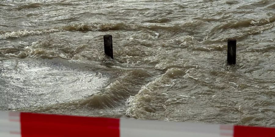 Wassernahe Wege am Rhein in Basel wurden wegen des Hochwassers gesperrt.