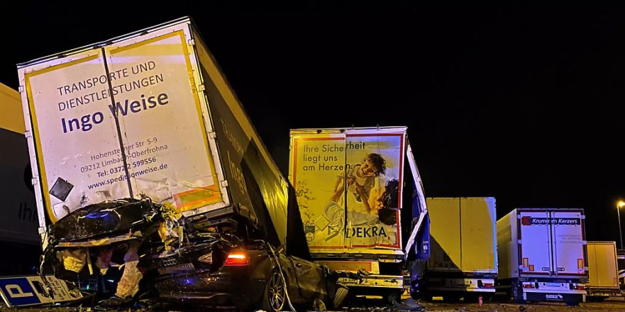 Das Auto des 22-Jährigen verkeilte sich unter dem Lastwagenanhänger.