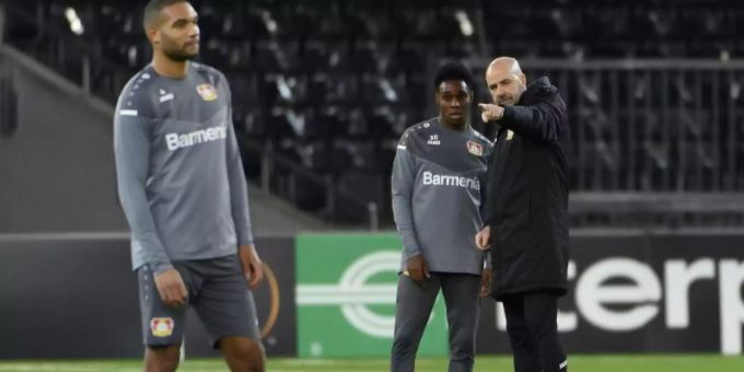 Bayer-Coach Peter Bosz (r) ist mit seinem Team auf Kunstrasen in Bern gefordert. Foto: Anthony Anex/KEYSTONE/dpa Bayer-Coach Peter Bosz (r) ist mit seinem Team auf Kunstrasen in Bern gefordert. Foto: Anthony Anex/KEYSTONE/dpa