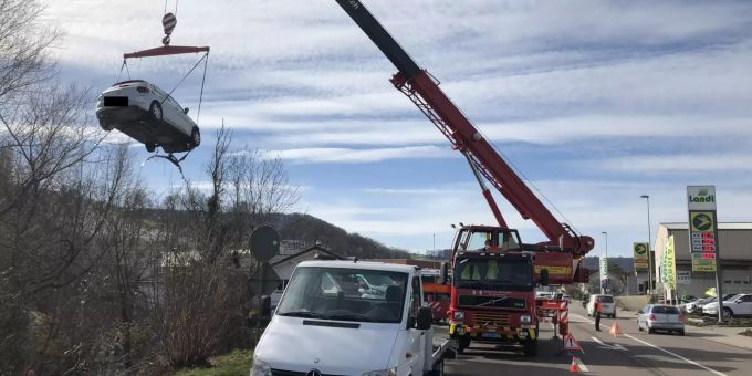 Personenwagen kollidiert mit parkiertem Personenwagen und kommt danach im Bachbett zum Stillstand.