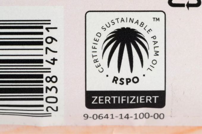 Das Nachhaltigkeitssiegel RSPO (Certified Sustainable Palm Oil) deklariert zertifiziertes Palmöl auf der Verpackung einer Fertigsauce. Indonesien-Abkommen Palmöl