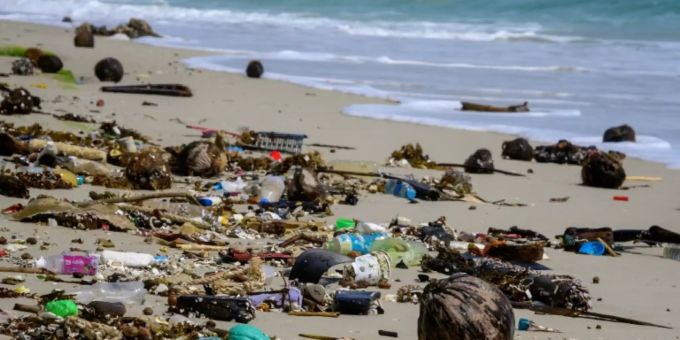 Plastikabfälle an einem Strand Plastikabfälle an einem Strand