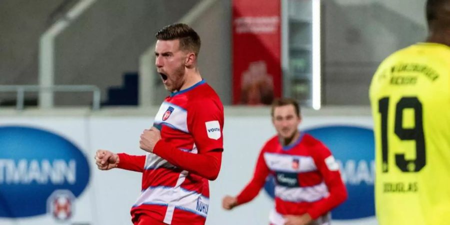 Christian Kühlwetter (l) vom FC Heidenheim jubelt nach dem 2:0. Foto: Stefan Puchner/dpa