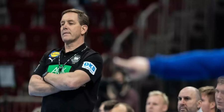War mit seinem Debüt als Handball-Bundestrainer nur bedingt zufrieden: Alfred Gislason. Foto: Bernd Thissen/dpa