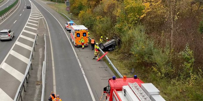 Cham ZG: Fahrzeug landet auf dem Dach. Cham ZG: Fahrzeug landet auf dem Dach