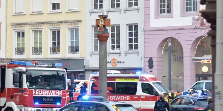 Einsatzkräfte von Polizei und Feuerwehr nahe der Fussgängerzone in Trier. Foto: Harald Tittel/dpa