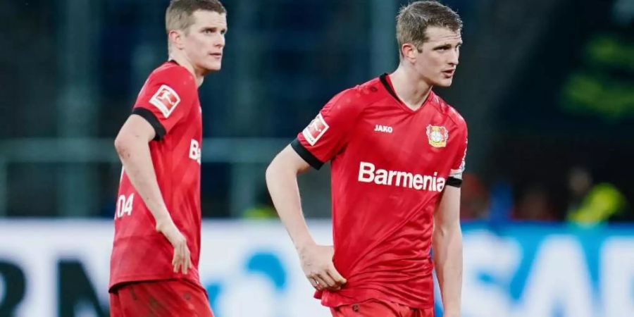 Beenden im Sommer ihre Karriere: Leverkusens Sven (l) und Lars Bender. Foto: Uwe Anspach/dpa
