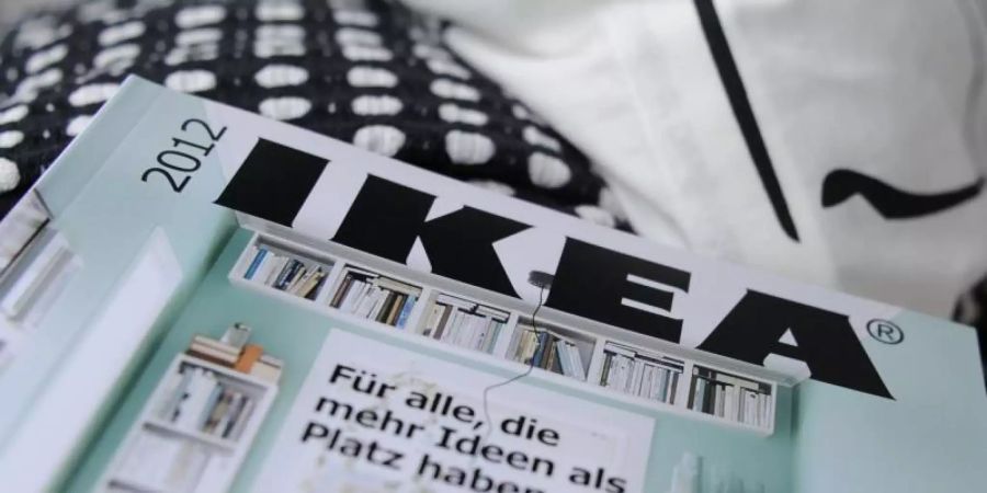 Nach 70 Jahren verzichtet der Möbelhändler Ikea künftig auf seinen gedruckten Katalog. Foto: Angelika Warmuth/dpa