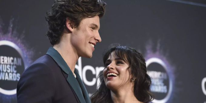 Der Musiker Shawn Mendes zusammen mit seiner Freundin Camila Cabello. shawn mendes camila cabello