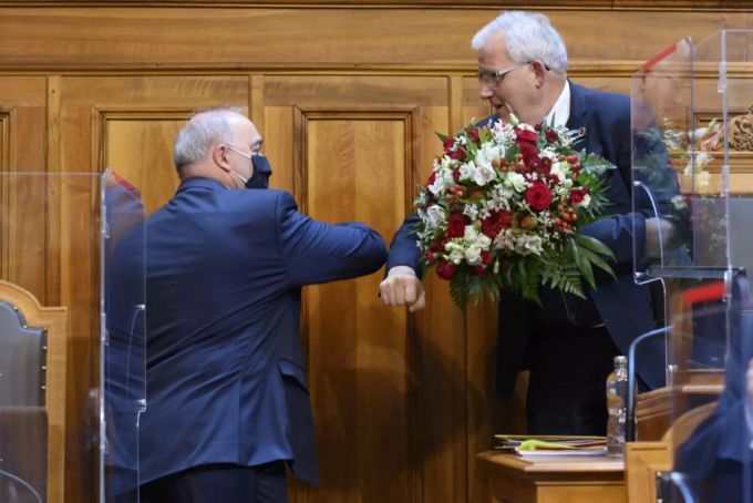 Hans Stöckli (rechts) gratuliert dem neuen Ständeratspräsidenten Alex Kuprecht. Alex Kuprecht