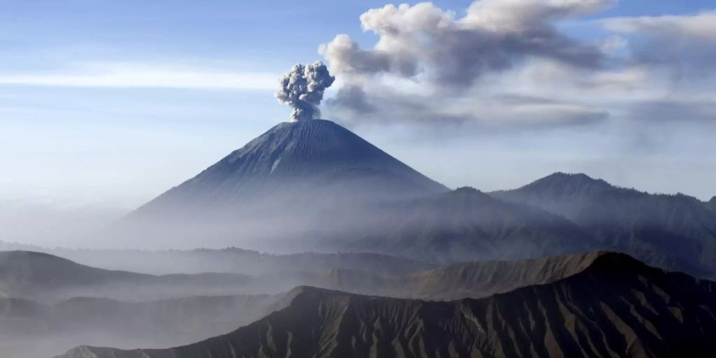  Vulkan  Semeru  in Indonesien speit Gase