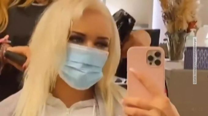 Hier der Beweis, dass Daniela Katzenberger eine Maske dabei hatte. Daniela Katzenberger