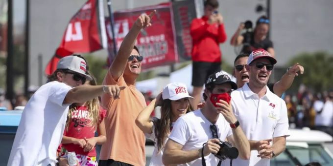 Buccaneers-Quarterback Tom Brady (2.v.l) bei der Bootsparade. Foto: Dirk Shadd/Tampa Bay Times via ZUMA Wire/dpa Buccaneers-Quarterback Tom Brady (2.v.l) bei der Bootsparade. Foto: Dirk Shadd/Tampa Bay Times via ZUMA Wire/dpa