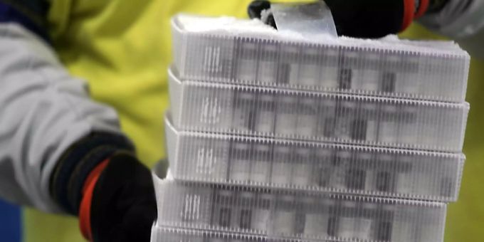 Behälter mit dem COVID-19-Impfstoff von Biontech/Pfizer werden für den Versand vorbereitet. Biontech