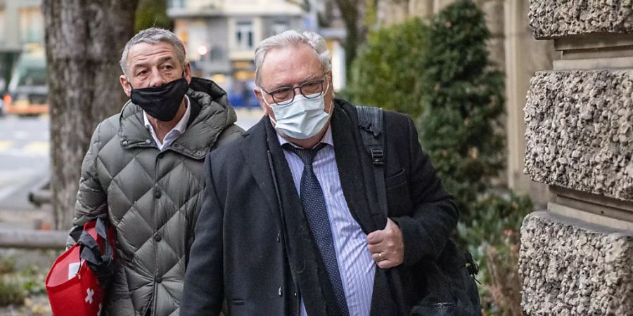 Der Schweizer Springreiter Paul Estermann (links) und sein Anwalt auf dem Weg zum Kantonsgericht Luzern, wo ein Berufungsprozess wegen Tierquälerei bevorsteht.