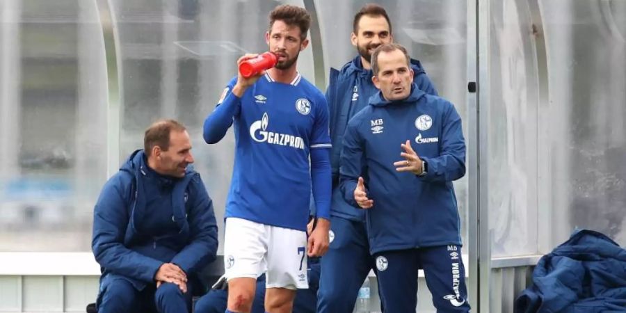Schalke-Trainer Manuel Baum setzt auf Stürmer Mark Uth. Foto: Guido Kirchner/dpa