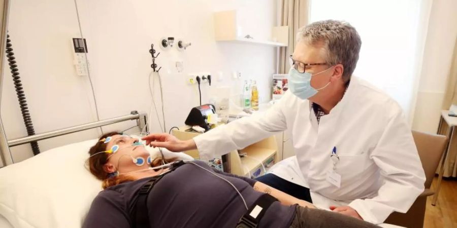 Der leitende Arzt des Schlaflabors in den Kliniken Essen-Mitte Prof. Georg Nilius untersucht, wie sich die Corona-Pandemie auf das Schlafverhalten auswirkt. Foto: Roland Weihrauch/dpa
