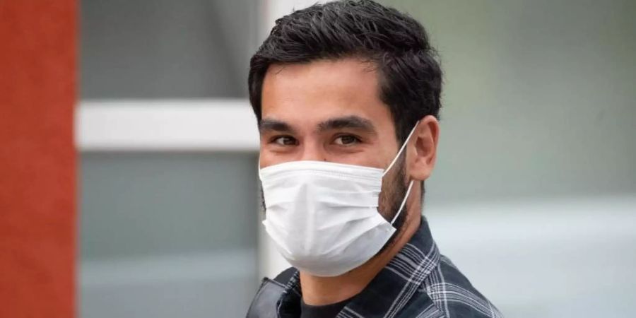 Ilkay Gündogan trägt einen Mund-Nasen-Schutz. Foto: Christoph Schmidt/dpa