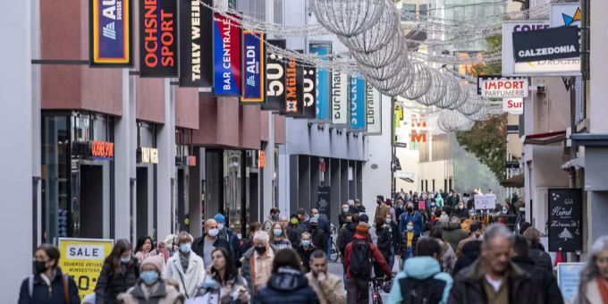 Menschen auf Einkaufsstrasse Einkaufsstrasse