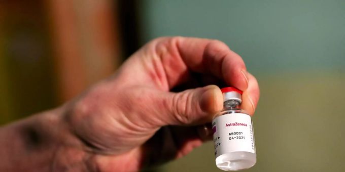 Eine Krankenschwester hält im Churchill Hospital eine Ampulle mit dem heimischem Impfstoff der Universität Oxford und des Pharmakonzerns Astrazeneca. Corona-Impfstoff
