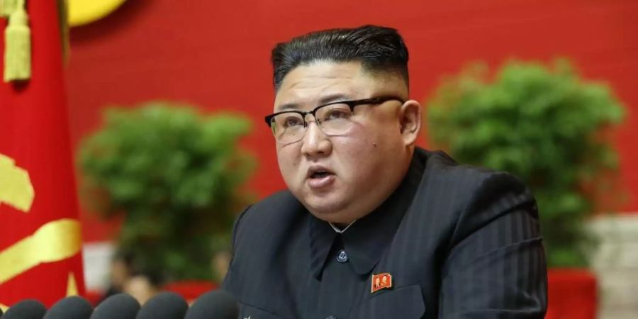 Die Ziele des 2016 aufgestellten Fünf-Jahres-Entwicklungsplans seien «in fast allen Bereichen» verfehlt worden, sagt Kim Jong Un. Foto: -/KCNA/dpa