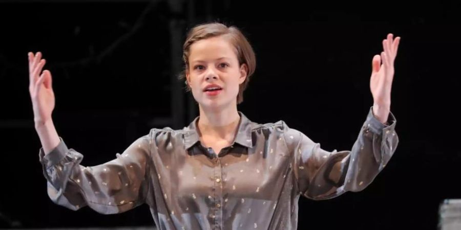 Emma Bading musste sich in der Kategorie «Beste Leistung einer Schauspielerin» ihrer britischen Kollegin Glenda Jackson geschlagen geben. Foto: Christian Charisius/dpa