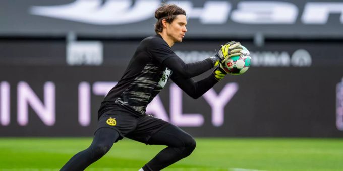 Marwin Hitz ersetzt beim BVB seinen verletzten Landsmann Roman Bürki. Marwin Hitz BVB