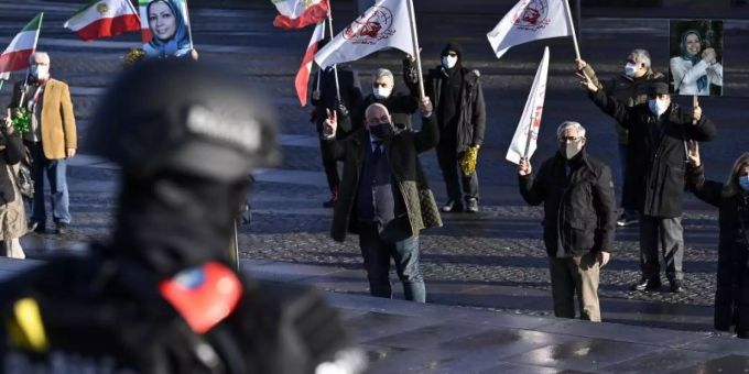 Demonstranten während der Urteilsverkündung vor dem Justizpalast in Antwerpen. Foto: Dirk Waem/BELGA/dpa Demonstranten während der Urteilsverkündung vor dem Justizpalast in Antwerpen. Foto: Dirk Waem/BELGA/dpa