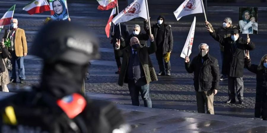 Demonstranten während der Urteilsverkündung vor dem Justizpalast in Antwerpen. Foto: Dirk Waem/BELGA/dpa