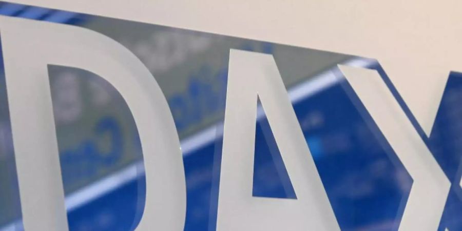 Das Wort «Dax» steht im Handelssaal der Frankfurter Wertpapierbörse an einer Wand. Foto: Arne Dedert/dpa