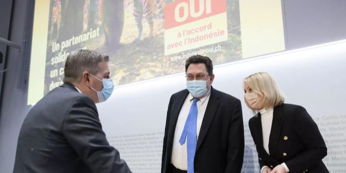 Elisabeth Schneider-Schneiter, Nationalrätin Die Mitte (rechts), diskutiert mit Laurent Wehrli, Nationalrat FDP (Mitte), und Marco Chiesa, Ständerat SVP Tessin (links), an der Medienkonferen Indonesien-Abkommen
