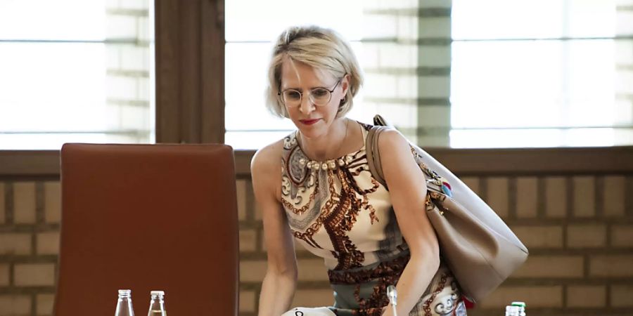 Liechtensteins Regierungsrätin Aurelia Frick musste Anfang Juli 2019 ihr Pult räumen. Das Parlament hatte ihr das Vertrauen entzogen. Nun muss sie sich in Vaduz vor Gericht verantworten.