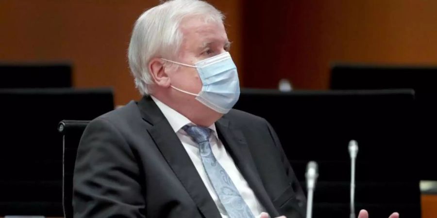 Horst Seehofer (CSU) bei der Kabinettssitzung im Kanzleramt. Foto: Michael Sohn/POOL AP/dpa/Archiv