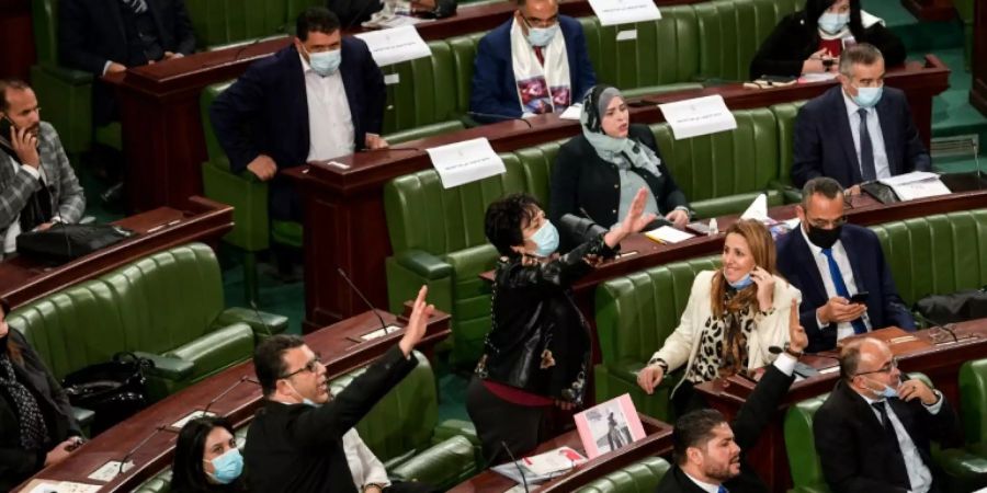 Tunesische Abgeordnete im Parlament