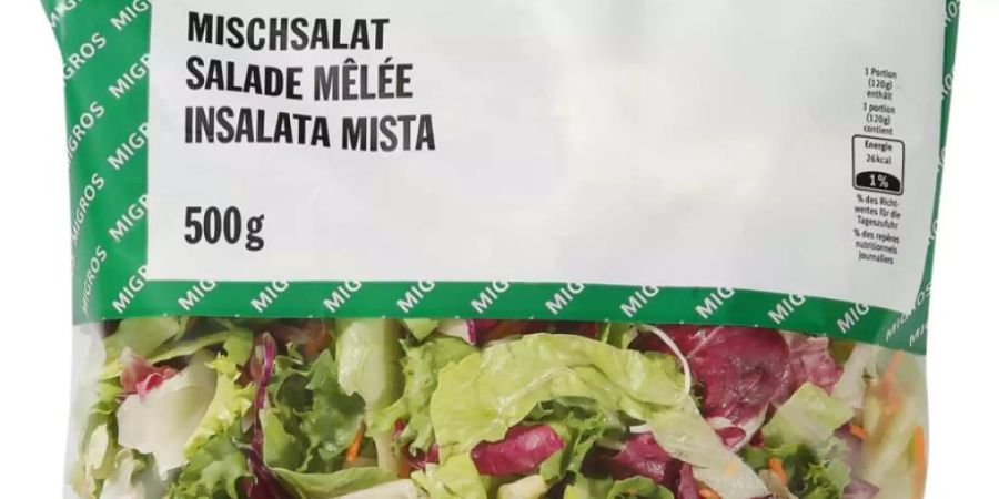 Ein Bild eines M-Budget Mischsalats, der zusammen mit sechs weiteren Migros-Salaten zurückgerufen wird.