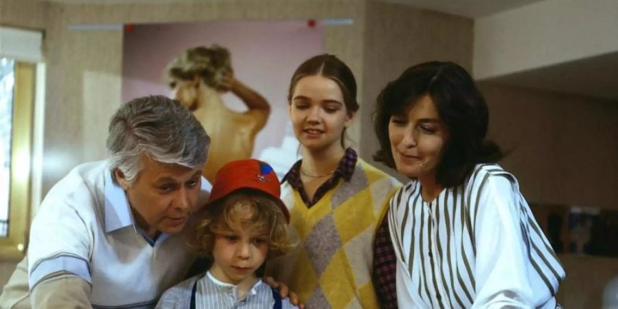 Werner (Peter Weck, l) erklärt Tom (Tarek Helmy, 2.v.l.), Tanja (Julia Biedermann, 2. v.r.) und Angi (Thekla Carola Wied) den Entwurf zu einem neuen Plakat. Foto: Nova Film/ZDF/dpa