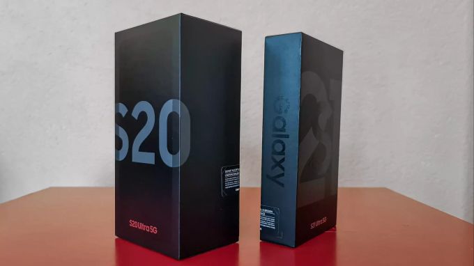 Neben Verpackung des Galaxy S21 Ultra (r) wirkt die Box des Vorgängers nahezu gigantisch. Galaxy S21 Ultra Verpackung