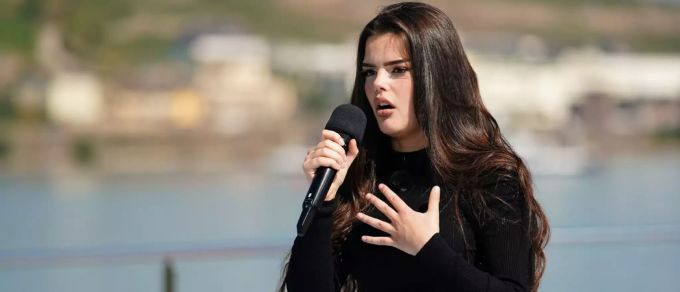 Alia bekam vom Wendler eine goldene CD. alia