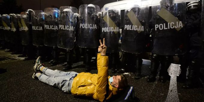 Ein Demonstrant liegt vor Polizisten in Warschau während eines Protests gegen das umstrittene Abtreibungsgesetz. Proteste Abtreibungsrecht in Polen